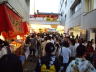 日が暮れ始めてもこの人ごみ